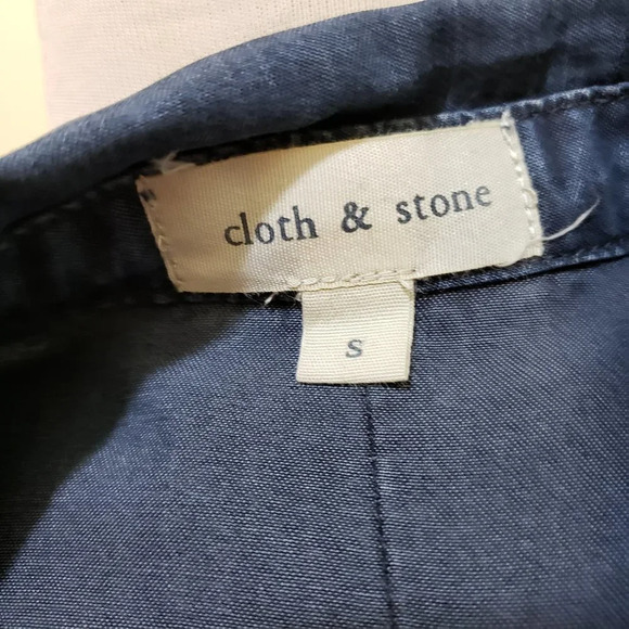 Cloth & Stone Denim Shirt / Stonewashed / Anthropologie / Size Small - Picture 4 of 5